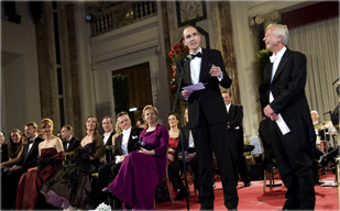 Veranstalter Reinhard Einwaller (r.) und Jürgen Michael Schick ­begrüßen die Ballgäste.