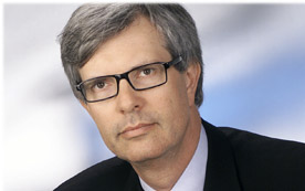 Walter Boltz, Chef der E-Control, kritisiert mangelnden Wettbewerbsdruck und künstliche Transportengpässe.