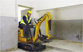 Passt problemlos durch jede Tür: der neue Minibagger 300.9D von Caterpillar.