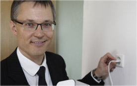 ''Ich stecke sie ein, es leuchtet blau, ich gebe den Code aus dem Beipackzettel ein. Fertig.'' Jan Trionow setzt auf Nutzerfreundlichkeit.