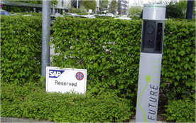 30 Elektrofahrzeuge sind in der Dienstwagenflotte im SAP-Hauptquartier in Walldorf und Umgebung im Einsatz. Betrieben werden sie mit Ökostrom. Am Flottentest nehmen 450 Mitarbeiter teil, bis September werden die Fahrzeuge auf ihre Alltagstauglichkeit getestet.