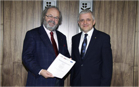 Erich Leiß, Vorstandsdirektor der Wiener Städtischen Versicherung (r.), und Bundesinnungsmeister Hans-Werner Frömmel bei der Präsentation des neuen Versicherungskonzepts. Erich Leiß, Vorstandsdirektor der Wiener Städtischen Versicherung (r.), und Bundesinnungsmeister Hans-Werner Frömmel bei der Präsentation des neuen Versicherungskonzepts.