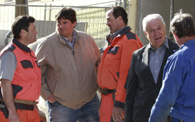  Johann Holper und Josef Muchitsch von der Gewerkschaft Bau Holz leisten Aufklärungsarbeit zur neuen Dienstnehmerfreizügigkeit. Denn wer letztendlich einen Auftrag bekommt, entscheidet noch immer der Auftraggeber, frei nach dem Motto: BAU mit Made in A.