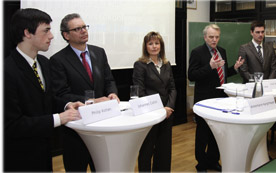 Philip Kotlan, Johannes Collini und Annemarie Karglmayer, HBLVA für chemische Industrie, gemeinsam mit Christian Schrack, bm:ukk, und Daniel Kobelt, Schliessel EDV (v.l.).
