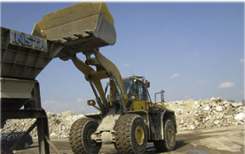 Im Bauschutt-Recyclingbetrieb von Manfred Fackler kann der Komatsu WA 500-6 seine Stärken ausspielen: große Schaufel und dahinter viel Power. 