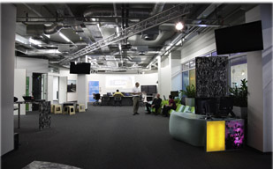 Volle Hardware- und Breitband-Ausstattung im Innovation Center für Videokonferenzen und PC-Arbeitsplätze.