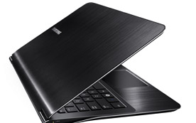 Ultradünnes 900X3A liefert mit sonnenfestem Bildschirm vergleichsweise gute Luminanzwerte von bis zu 482 cd/m2.