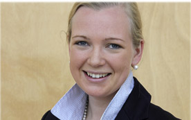 Michaela Oberauer, Manager Human Resources IVM, ermu­tigt Frauen, mit mehr Selbstvertrauen in technische Berufe zu gehen.