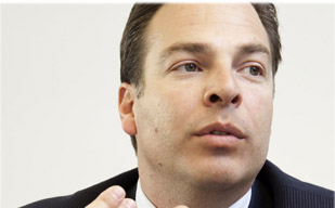 Kapsch CarrierCom-Finanzvorstand Ingolf Planer zieht Fertigung von Mobilfunkteilen aus China ab.