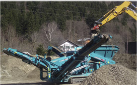 Die leicht einzuklappenden Transportbänder und das Raupenfahrwerk sorgen für eine hohe Flexibilität der Powerscreen Warrior 800.
