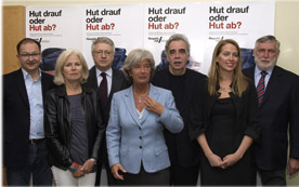respekt.Net Präsident Martin Winkler mit Elfriede Hammerl, Wolfgang Petritsch, Heide Schmidt, Johannes Voggenhuber, Vizepräsidentin Maria Baumgartner und Franz Fischler.