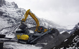 Auf 2.150 Metern Seehöhe veredelt der Hochleistungsbrecher RUBBLE MASTER RM100 anfallendes Sprengmaterial zu hochwertigem Unterbaumaterial.