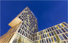 Die neue Zentrale der Volkswohl Bund Versicherungen mit illuminierten Paneelen.