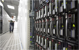 Im SAP-Datacenter in St. Leon-Rot wird durch die Trennung von Kalt- und Warmgängen kühle Luft von außen so gesteuert, dass sie ihre temperatursenkende Wirkung optimal entfalten kann.