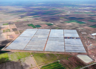 Knapp 170.000 einzelne Spiegel wurden in Lebrija zu 6.048 Parabolrinnen montiert. Rund 50 Megawatt leistet dieses Kraftwerk. Größere Anlagen könnten noch effizienter arbeiten, da sie den Kraftwerksblock besser nutzen.