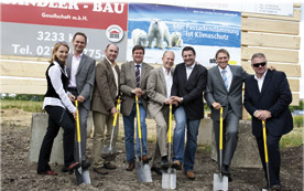 Gruppenbild mit Dame: Prominent besetzter Spatenstich im Süden Wiens mit Claudia Pritz (StoDesign), Michael Wlach (Sto Gebietsverkaufsleitung Wien), Franz Kerndler (Sandler Bau), Manfred Wurm (Bezirksvorsteher 23. Bezirk), Günter Lang (Lang Consulting), Bernhard Lipp (GF – IBO), Walter Wiedenbauer (GF Sto Ges.m.b.H.), Hermann Schaupp (Schaupp Bauplanungsgesellschaft m.b.H.).