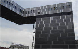 Die ''Wolkenspange'' verbindet im obersten Stock die beiden Teile des Bürogebäudes und ist das Wahrzeichen der neuen BahnhofCity Wien West.