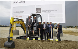 Prominent besetzte Spatenstichfeier: Viktor Sigl (Wirtschaftslandesrat Land OÖ), Martin Lehner (Stellvertretender Vorstandsvorsitzender der Wacker Neuson SE), Adel Shebl (Geschäftsführer Shebl & Partner), Josef Erlinger (Geschäftsführer Wacker Neuson Linz), Johannes Mahringer (Geschäftsführer Wacker Neuson Linz), Gunter Kastler (Bürgermeister Hörsching), Anton Korepp (Altbürgermeister Hörsching).
