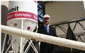 Geschäftsführer Manfred Tisch mit einem der 1360 Schläuche des neuen Gewebefilters. 