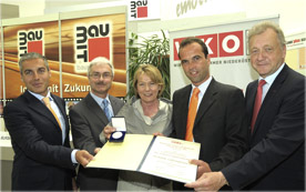 Die Präsidentin der Wirtschaftskammer NÖ, KR Sonja Zwazl, und der WK NÖ Dir. Dr. Franz Wiedersich (re.) gratulierten Mag. Robert Schmid (2.v.re.) und den beiden Geschäftsführern der Wopfinger Baustoffindustrie, Mag. Georg Bursik (1.v.li.) und DI Manfred Tisch (2.v.li.) zum 100-Jahr-Jubiläum mit der Silbernen Ehrenmedaille der Wirtschaftskammer Niederösterreich.