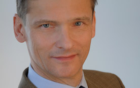 Joseph Kitzweger steht dem Lafarge Zementwerk Mannersdorf vor.