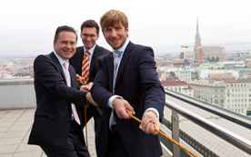 Volker Knotz, frontworx, Thomas Cermak und Josef Janisch, cellent AG, ziehen demonstrativ an einem Strang (v.l.).