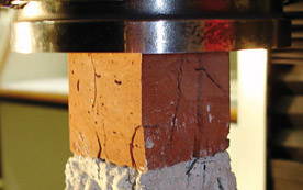 Anhand zahlreicher Materialtests – hier ein Druckversuch – entwickelten die Bauingenieure Materialkennzahlen.
