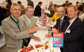 Peter Giffinger, Rigips Austria, Franz Hartmann, Isover Austria, Gerhard Staudinger, Wienerberger und Quester-Chef Ulrich Paulmann lassen sich den Spargel schmecken. 