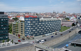 Hotel, Supermarkt und jede Menge Garagen am Storchengrund.