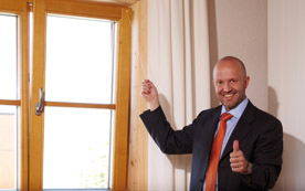 Helmut Katherl zeigt seine selbstschließende Fensterlösung Winflip. Ganz ohne Strom wird das Fenster nach einer voreingestellten Zeit geschlossen. 