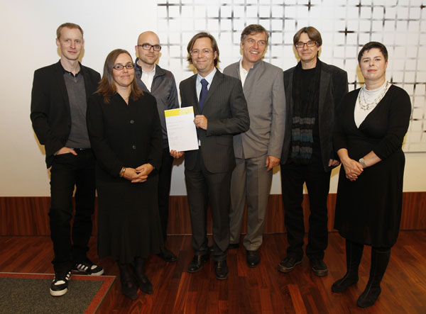 Die glücklichen Gewinner des Aluminium-Architektur-Preises 2010 mit den Auslobern: Michael Anhammer, SUE Architekten, Barbara Feller, Architekturstiftung Österreich, Harald Höller, SUE Architekten, Christian Ambos, SUE Architekten, Herbert Ablinger, Bundeskammer der Architekten und Ingenieurkonsulenten, Harald Greger, Aluminium-Fenster-Institut, Franziska Leeb, Sprecherin der Jury (v.l.n.r.).