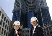 Feiern in Frankfurt: CA Immo-Vorstände Bernhard H. Hansen (l.) und Bruno Ettenauer beim 100-Meter-Fest des Büroturms »Tower 185«.