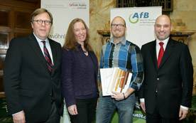 barrierefrei. Bank-Austria-CEO Willi Cernko, Sonja Winklbauer, Sprachenzentrum Uni Wien, Georg Marsh, shake hands, und AfB-Geschäftsführer Ernst Schöny (v. li.) präsentierten die neuesten Projekte.