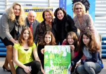  Michaela Roither, Industriellenvereinigung NÖ; Landesgeschäftsführer AMS NÖ Karl Fakler; Präsidentin der WK NÖ Sonja Zwazl, Landesrätin Johanna Mikl-Leitner; Dr. Gabriele Schwarzer, Leiterin REHAU Human Resources Österreich und Südosteuropa mit Schülerinnen der Hauptschulen Alt- und Neulengbach beim 9. 'Girl's Day'.