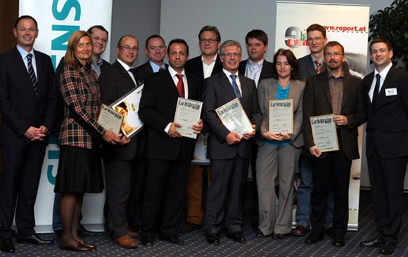 Die Preisträger des 'ebiz egovernment award 2010 Oberösterreich', flankiert von Karl-Heinz Täubel, Siemens (li.) und Martin Szelgrad, Report Verlag (re.) e Preisträger des 'ebiz egovernment award 2010 Oberösterreich', flankiert von Karl-Heinz Täubel, Siemens (li.) und Martin Szelgrad, Report Verlag (re.)