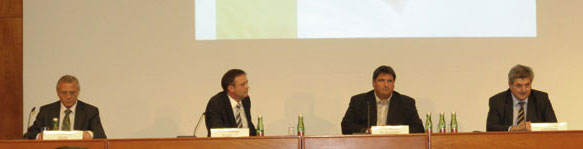Prominentes Podium: Strabag-Vorstand Franz Urban, VIBÖ Geschäftsführer Michael Steibl, stv. Bundesvorsitzender GBH Josef Muchitsch und AMS-Vorstand Herbert Buchinger (v.l.)