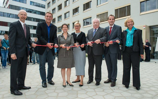 Foto: Johann Klar, Abteilungsleiter der MA 14, Bezirksvorsteher Norbert Scheed, die Stadträtinnen Sonja Wehsely und Sandra Frauenberger, Bürgermeister Michael Häupl, Christian Meidlinger, Vorsitzender der Gewerkschaft der Gemeindebediensteten, und Carole Tomaschek, Leiterin der KAV-IT. Copyright: Stadt Wien/PID, Fotograf David Bohmann
