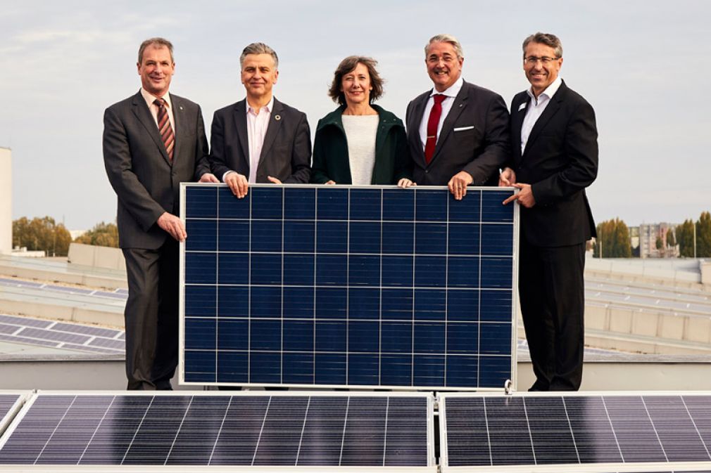 Karl Gasta (Bezirksvorsteher Stellvertreter Donaustadt), Josef Taucher (SPÖ-Landtagsabgeordneter), Birgit Hebein (Vizebürgermeisterin), Ernst Nevrivry (Bezirksvorsteher Donaustadt) und Anton Cech (Center Manager). (Foto: Sabri Didi)