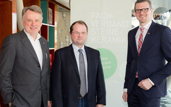Obmann Manfred Asamer (M.) mit Obmann-Stellvertreter Bernd Wolschner (l.) und Geschäftsführer Andreas Pfeiler bei der Bilanz-Pressekonferenz des Fachverbandes Steine-Keramik.