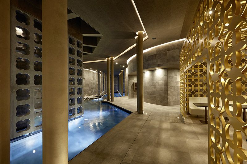Foto: Das neue »Silent Spa« in der Therme Laa erhält mit 50 Säulen seinen sakralen meditativen Charakter.  Die Beschichtung dafür heißt Calcino Romantico und ist neu im Programm von Synthesa.