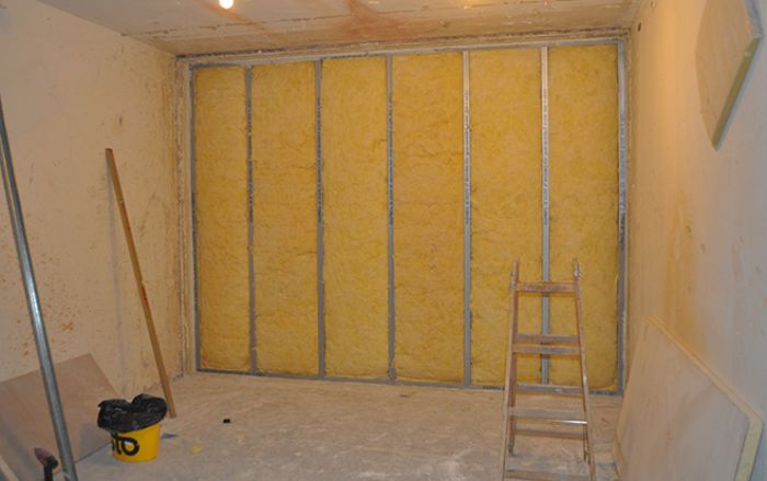 (Foto: Rigips) Schallschutzversuch im TGM: deutlich bessere Werte für die beidseitig beplankte Trockenbauwand.
