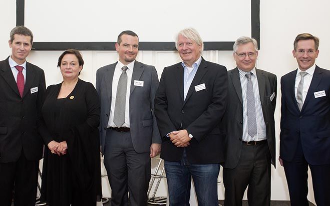 ARA-Vorstand Christoph Scharff (re.) mit den Podiumsdiskutanten Christian Holzer, Anne Baum-Rudischhauser, Martin Dupal,  Walter Scharf und Stephan Schwarzer. Foto: Milena Krobath