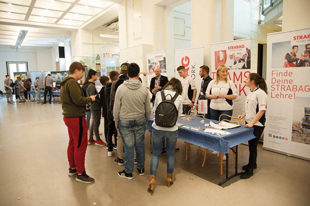 Foto: Am Strabag-Stand beantwortete das Strabag-Team alle Fragen der Jugendlichen.