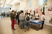 Foto: Am Strabag-Stand beantwortete das Strabag-Team alle Fragen der Jugendlichen.