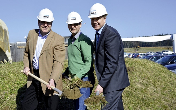 W.E.B-Vorstand Frank Dumeier, Michael Trcka und Andreas Dangl beim Spatenstich zum 2,5 Millionen Euro schweren Zubau.