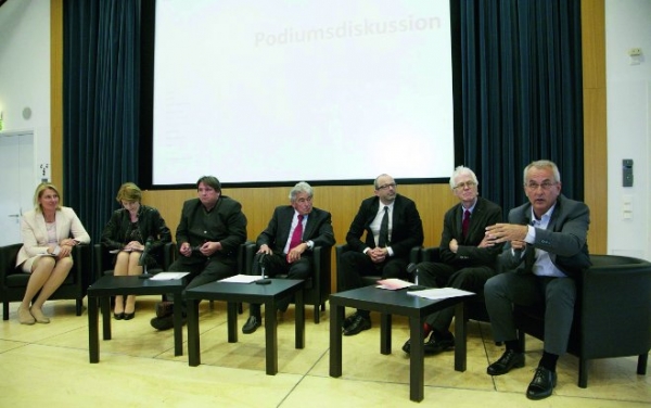 Beim abschließenden Podiumsgespräch diskutierten GBV-Obmann Karl Wurm (r.) und GV-Aufsichtsratsvorsitzender Klaus Lugger (2.v.r.) mit Ingeborg Esser, Bundesverband deutscher Wohnungs- und Immobilienunternehmer, der Kärntner LH-Stv. Gaby Schaunig, GBH-Chef Josef Muchitsch, Wilhelm Sedlak, Bundesinnung und Bau, und Christian Auslinger von der Bundeskammer Architekten und Ingenieurkonsulenten (v.l.n.r).