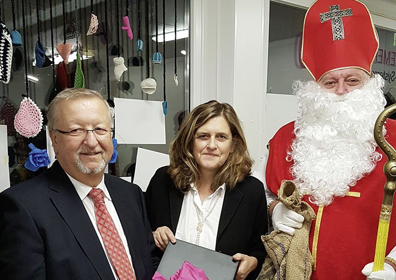Foto: Franz Grohs, Managing Director T-Systems Austria und Susanne Schaefer-Wiery, Bezirksvorsteherin von Margareten,posieren mit dem Nikolo.