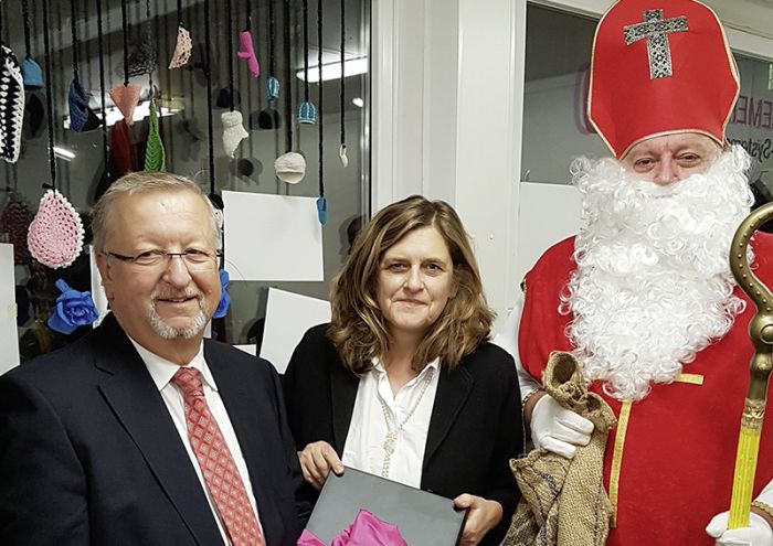 Foto: Franz Grohs, Managing Director T-Systems Austria und Susanne Schaefer-Wiery, Bezirksvorsteherin von Margareten,posieren mit dem Nikolo.