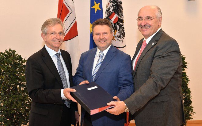 EIB-Darlehen für energieeffiziente Maßnahmen: Wilhelm Molterer, Vizepräsident der EIB, Wohnbaustadtrat Michael Molterer, Vizepräsident der EIB, Wohnbaustadtrat Michael Ludwig und Josef Neumayer, Direktor von Wiener Wohnen, (v.l.) mit dem unterzeichneten Vertrag.