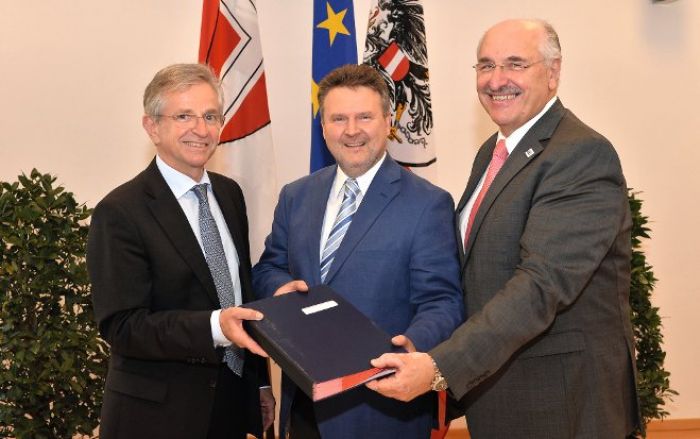 EIB-Darlehen für energieeffiziente Maßnahmen: Wilhelm Molterer, Vizepräsident der EIB, Wohnbaustadtrat Michael Molterer, Vizepräsident der EIB, Wohnbaustadtrat Michael Ludwig und Josef Neumayer, Direktor von Wiener Wohnen, (v.l.) mit dem unterzeichneten Vertrag.